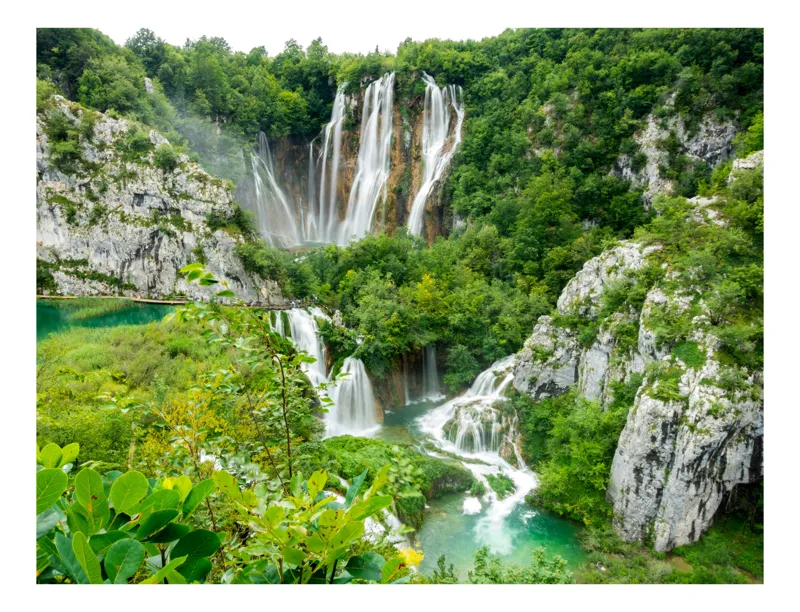Tablou Canvas, "Cascada ascunsă în inima pădurii", Cascade, Vegetație, Stânci, Apă, Natură, Verde, Splendoare, Răcoritoare, 50 x 50 cm