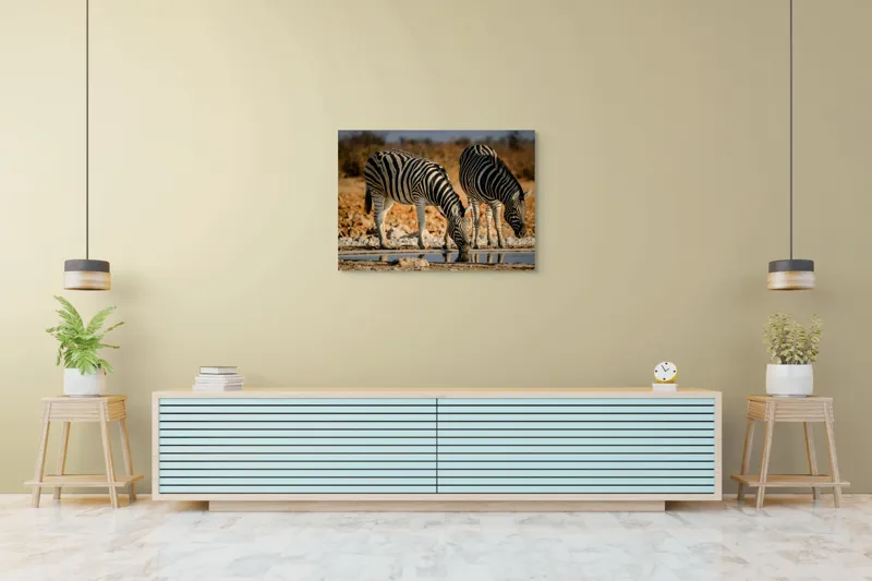 Tablou Canvas, "Zebre la adăpat în savană", Dungi, Zebre, Apă, Oglindire, Serenitate, Natură, Armonie, Safari, Africa, Asfințit, 100 x 70 cm – poza 4
