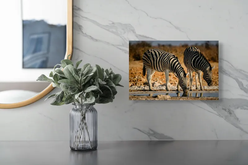 Tablou Canvas, "Zebre la adăpat în savană", Dungi, Zebre, Apă, Oglindire, Serenitate, Natură, Armonie, Safari, Africa, Asfințit, 39 x 26 cm – poza 5