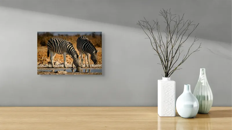 Tablou Canvas, "Zebre la adăpat în savană", Dungi, Zebre, Apă, Oglindire, Serenitate, Natură, Armonie, Safari, Africa, Asfințit, 39 x 26 cm – poza 8