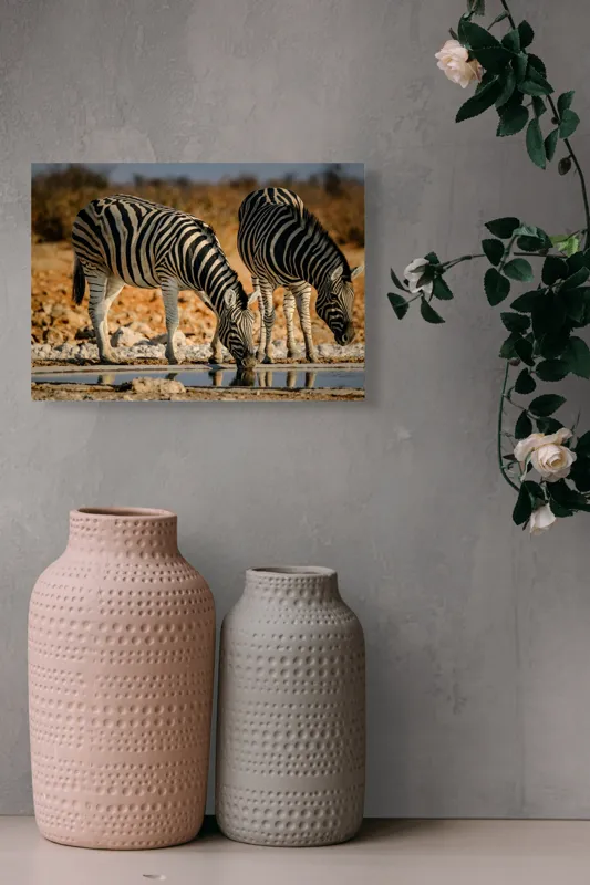 Tablou Canvas, "Zebre la adăpat în savană", Dungi, Zebre, Apă, Oglindire, Serenitate, Natură, Armonie, Safari, Africa, Asfințit, 54 x 39 cm – poza 8