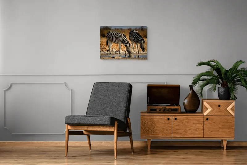 Tablou Canvas, "Zebre la adăpat în savană", Dungi, Zebre, Apă, Oglindire, Serenitate, Natură, Armonie, Safari, Africa, Asfințit, 70 x 50 cm – poza 4