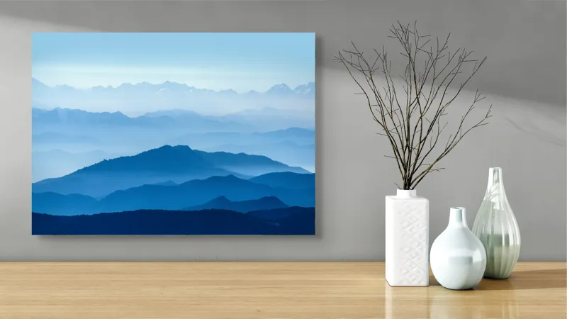 Tablou Canvas, "Peisaj de munți albastru intens", Albastru, Munte, Ceață, Liniște, Priveliște, Orizont, Lumină, Coline, 70 x 50 cm – poza 3