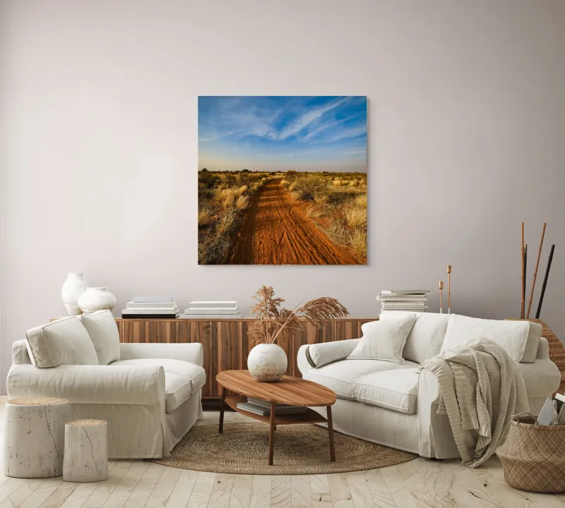 Tablou Canvas, "Cărarea roșie prin savană misterioasă", Drum, Roșu, Pământ, Vegetație, Cer, Nori, Peisaj, Sălbatic, Natură, Seninătate, 100 x 100 cm – poza 3