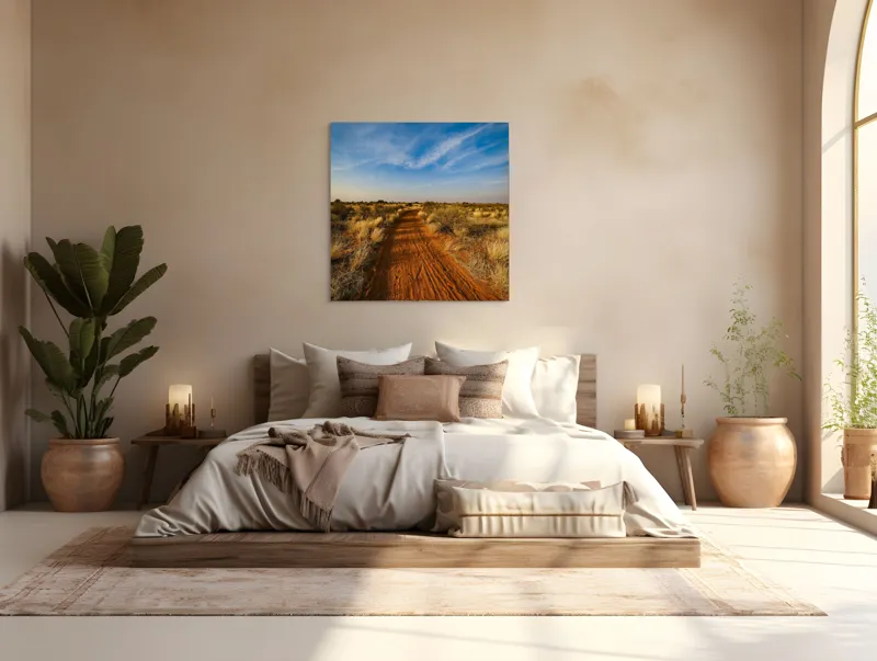 Tablou Canvas, "Cărarea roșie prin savană misterioasă", Drum, Roșu, Pământ, Vegetație, Cer, Nori, Peisaj, Sălbatic, Natură, Seninătate, 100 x 100 cm – poza 4