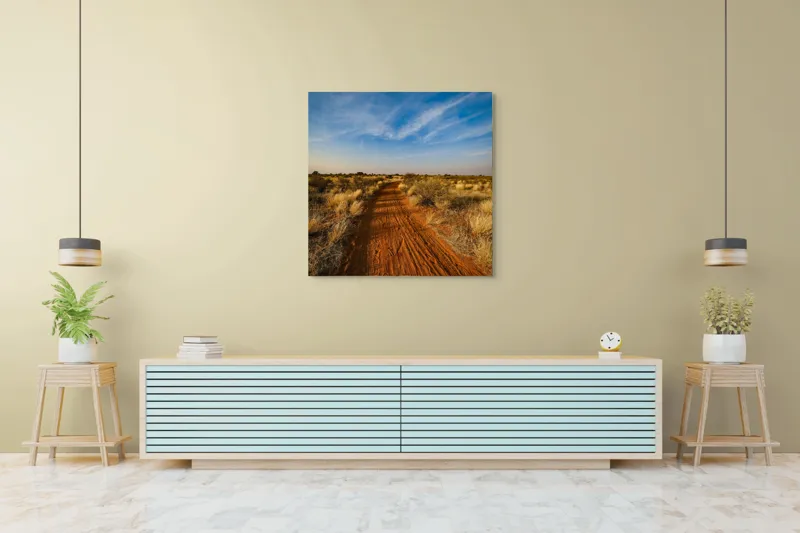 Tablou Canvas, "Cărarea roșie prin savană misterioasă", Drum, Roșu, Pământ, Vegetație, Cer, Nori, Peisaj, Sălbatic, Natură, Seninătate, 100 x 100 cm – poza 5