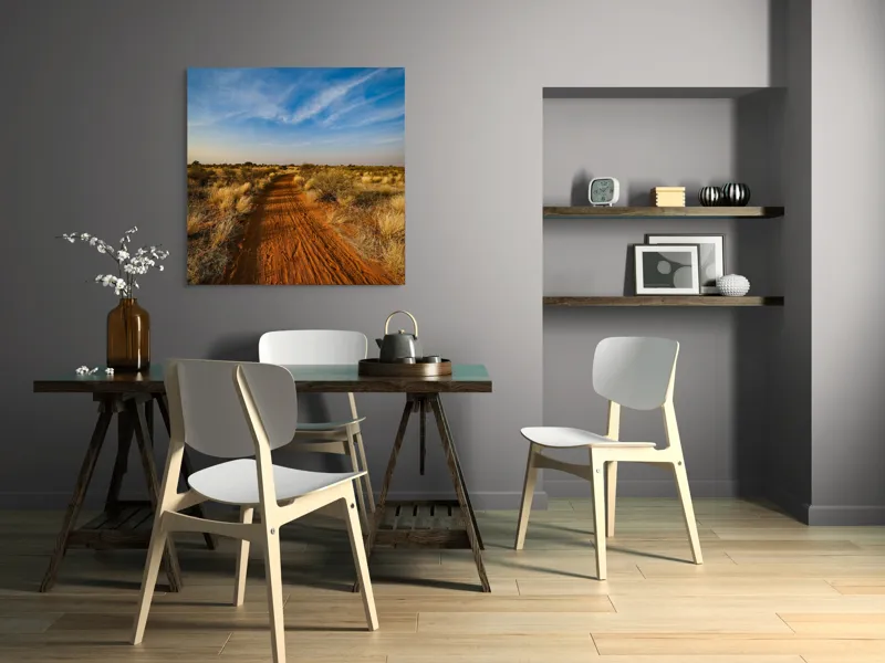 Tablou Canvas, "Cărarea roșie prin savană misterioasă", Drum, Roșu, Pământ, Vegetație, Cer, Nori, Peisaj, Sălbatic, Natură, Seninătate, 100 x 100 cm – poza 6