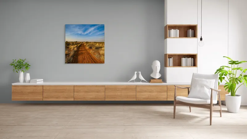 Tablou Canvas, "Cărarea roșie prin savană misterioasă", Drum, Roșu, Pământ, Vegetație, Cer, Nori, Peisaj, Sălbatic, Natură, Seninătate, 100 x 100 cm – poza 8