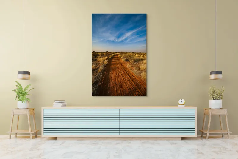 Tablou Canvas, "Cărarea roșie prin savană misterioasă", Drum, Roșu, Pământ, Vegetație, Cer, Nori, Peisaj, Sălbatic, Natură, Seninătate, 100 x 150 cm – poza 4