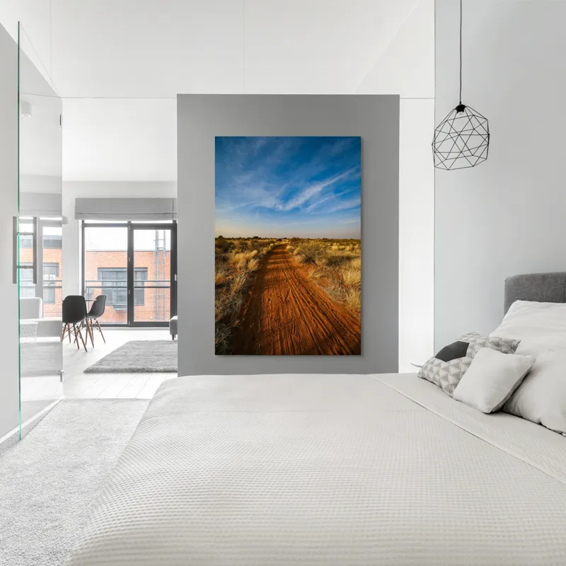 Tablou Canvas, "Cărarea roșie prin savană misterioasă", Drum, Roșu, Pământ, Vegetație, Cer, Nori, Peisaj, Sălbatic, Natură, Seninătate, 100 x 150 cm – poza 5