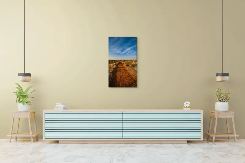 Tablou Canvas, "Cărarea roșie prin savană misterioasă", Drum, Roșu, Pământ, Vegetație, Cer, Nori, Peisaj, Sălbatic, Natură, Seninătate, 50 x 90 cm – poza 6