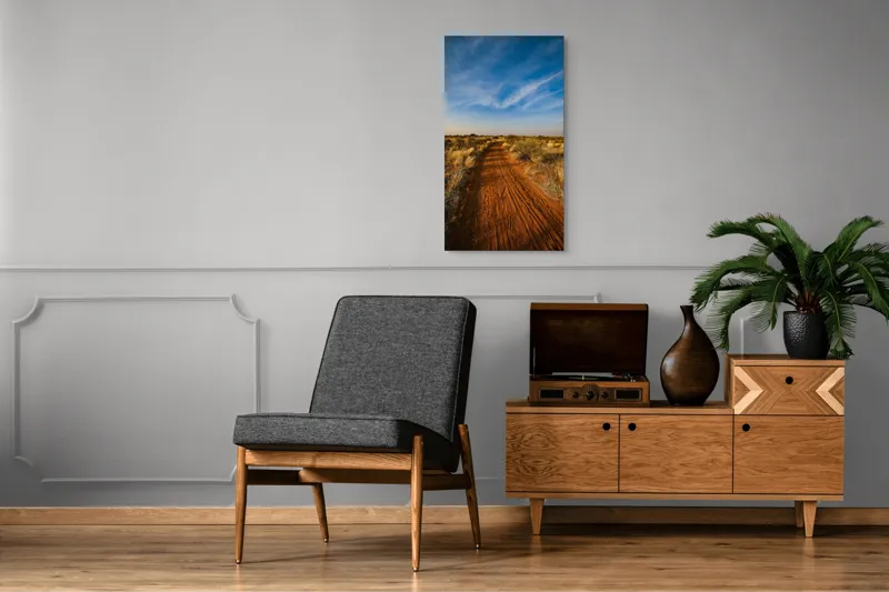 Tablou Canvas, "Cărarea roșie prin savană misterioasă", Drum, Roșu, Pământ, Vegetație, Cer, Nori, Peisaj, Sălbatic, Natură, Seninătate, 50 x 90 cm – poza 8