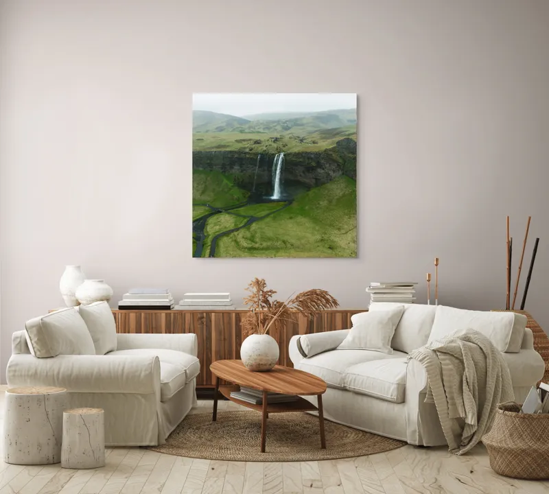 Tablou Canvas, "Cascada în peisajul verde islandez", Cascadă, Pajiște, Munte, Ceață, Râuri, Verde, Natură, Stâncă, Peisaj, Liniște, 100 x 100 cm – poza 3