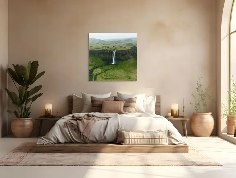 Tablou Canvas, "Cascada în peisajul verde islandez", Cascadă, Pajiște, Munte, Ceață, Râuri, Verde, Natură, Stâncă, Peisaj, Liniște, 100 x 100 cm – poza 4