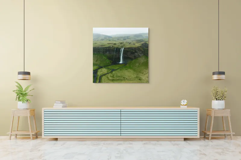 Tablou Canvas, "Cascada în peisajul verde islandez", Cascadă, Pajiște, Munte, Ceață, Râuri, Verde, Natură, Stâncă, Peisaj, Liniște, 100 x 100 cm – poza 5