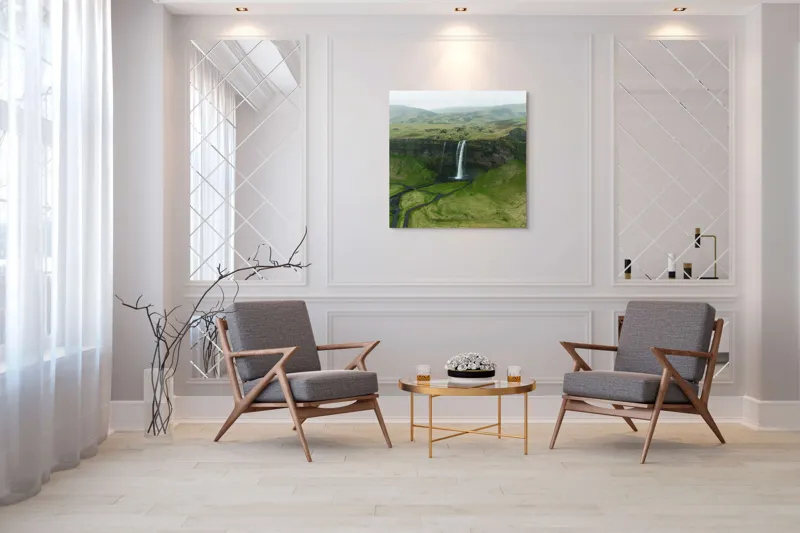 Tablou Canvas, "Cascada în peisajul verde islandez", Cascadă, Pajiște, Munte, Ceață, Râuri, Verde, Natură, Stâncă, Peisaj, Liniște, 100 x 100 cm – poza 7