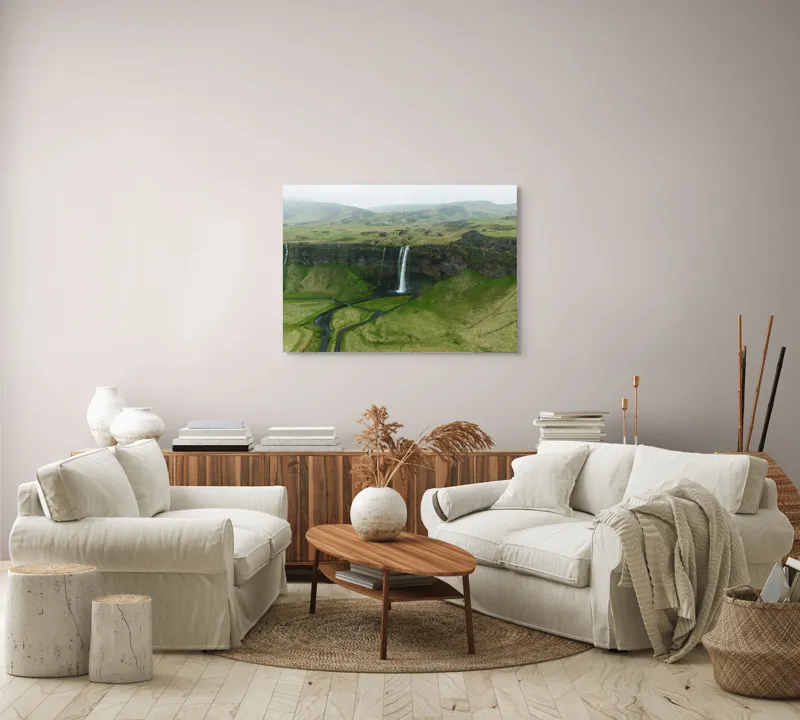 Tablou Canvas, "Cascada în peisajul verde islandez", Cascadă, Pajiște, Munte, Ceață, Râuri, Verde, Natură, Stâncă, Peisaj, Liniște, 100 x 70 cm – poza 3