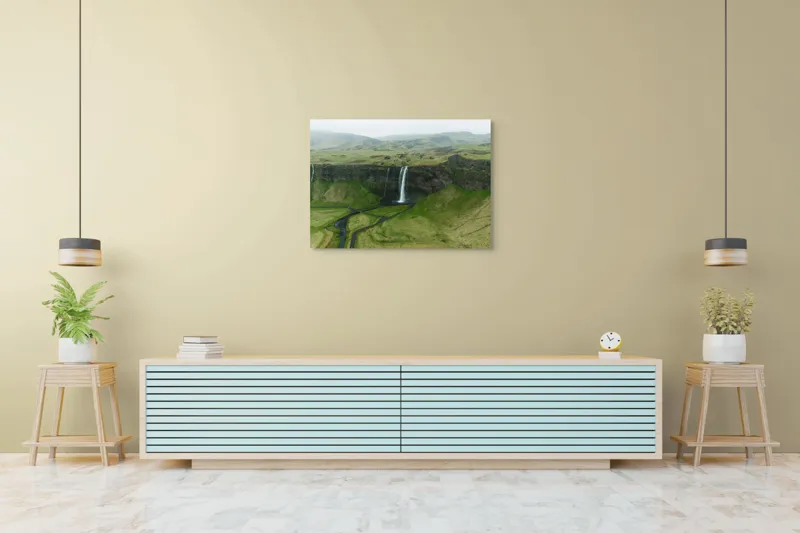 Tablou Canvas, "Cascada în peisajul verde islandez", Cascadă, Pajiște, Munte, Ceață, Râuri, Verde, Natură, Stâncă, Peisaj, Liniște, 100 x 70 cm – poza 4