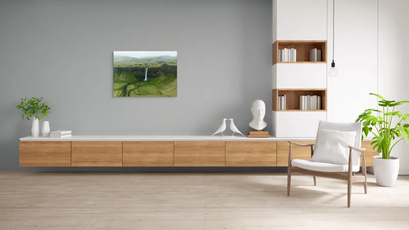 Tablou Canvas, "Cascada în peisajul verde islandez", Cascadă, Pajiște, Munte, Ceață, Râuri, Verde, Natură, Stâncă, Peisaj, Liniște, 100 x 70 cm – poza 6