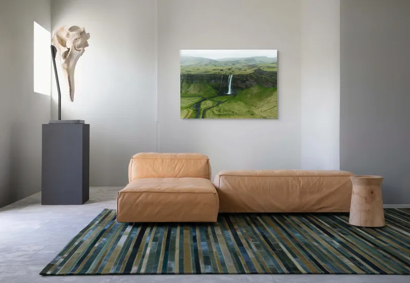 Tablou Canvas, "Cascada în peisajul verde islandez", Cascadă, Pajiște, Munte, Ceață, Râuri, Verde, Natură, Stâncă, Peisaj, Liniște, 100 x 70 cm – poza 7