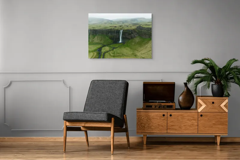 Tablou Canvas, "Cascada în peisajul verde islandez", Cascadă, Pajiște, Munte, Ceață, Râuri, Verde, Natură, Stâncă, Peisaj, Liniște, 100 x 70 cm – poza 8
