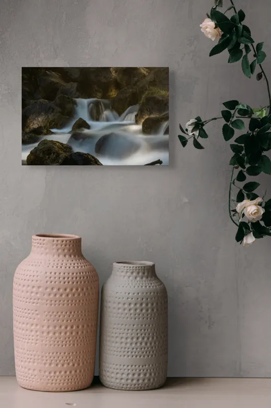 Tablou Canvas, "Râul șoptitor printre stânci mute", Apă, Rochi, Mișcare, Natură, Calm, Lumină, Susur, Echilibru, Pace, Răsărit., 39 x 26 cm – poza 4
