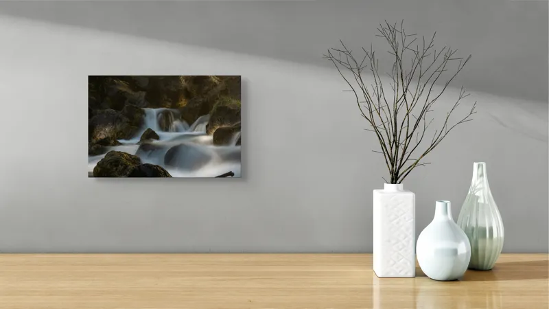 Tablou Canvas, "Râul șoptitor printre stânci mute", Apă, Rochi, Mișcare, Natură, Calm, Lumină, Susur, Echilibru, Pace, Răsărit., 39 x 26 cm – poza 8