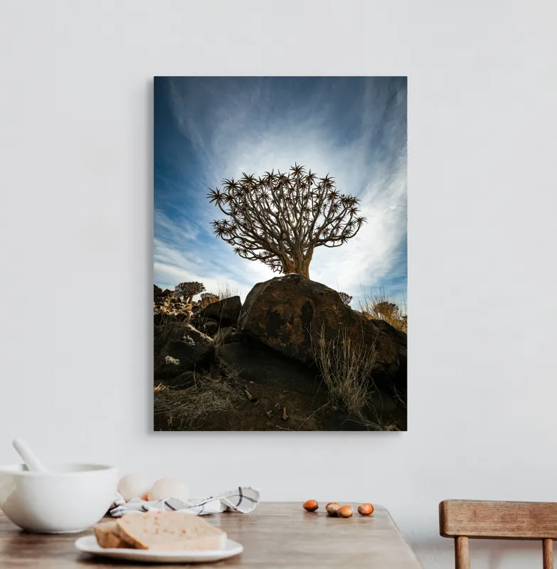 Tablou Canvas, "Arborele solitar sub cer albastru", Cer, Arbore, Rocă, Siluetă, Nori, Peisaj, Desișuri, Contrast, Natură, Serenitate, Umbră, Textură, Tăcere, Frumusețe, 50 x 70 cm – poza 3