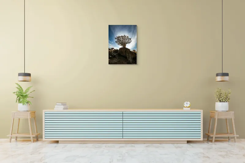 Tablou Canvas, "Arborele solitar sub cer albastru", Cer, Arbore, Rocă, Siluetă, Nori, Peisaj, Desișuri, Contrast, Natură, Serenitate, Umbră, Textură, Tăcere, Frumusețe, 50 x 70 cm – poza 6