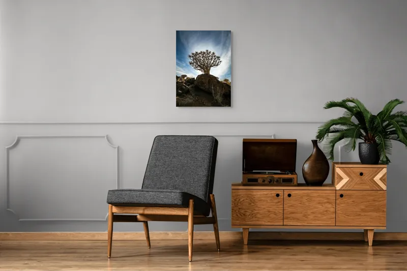 Tablou Canvas, "Arborele solitar sub cer albastru", Cer, Arbore, Rocă, Siluetă, Nori, Peisaj, Desișuri, Contrast, Natură, Serenitate, Umbră, Textură, Tăcere, Frumusețe, 50 x 70 cm – poza 8