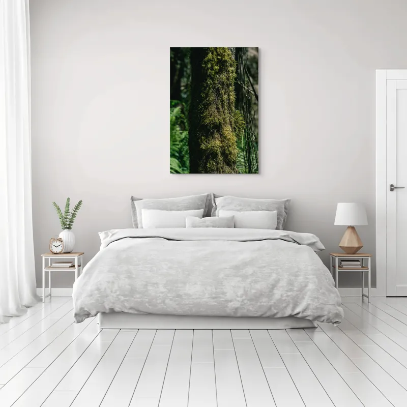 Tablou Canvas, "Trunchi acoperit de mușchi verde luxuriant", Mușchi, Trunchi, Pădure, Lumină, Umbre, Natură, Vegetație, Verde, Textură, Umiditate, 70 x 100 cm – poza 3