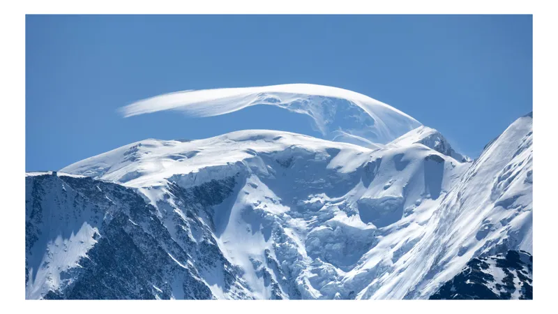 Tablou Canvas, "Vârful alpin învăluit de nori", Albastru, Munte, Zăpadă, Nori, Peisaj, Cumințenie, Frig, Alpinism, 90 x 50 cm