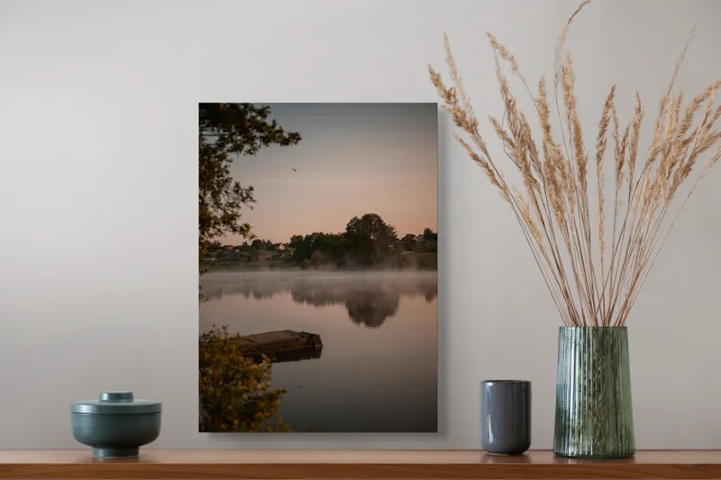 Tablou Canvas, "Răsăritul liniștit peste lacul mistuit", Pace, Reflecție, Răsărit, Copaci, Lac, Ceață, Serenitate, 39 x 54 cm – poza 3