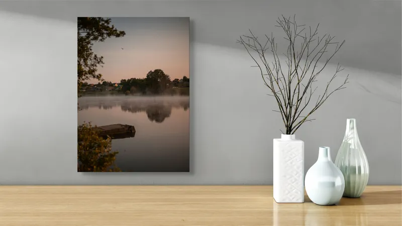 Tablou Canvas, "Răsăritul liniștit peste lacul mistuit", Pace, Reflecție, Răsărit, Copaci, Lac, Ceață, Serenitate, 39 x 54 cm – poza 4
