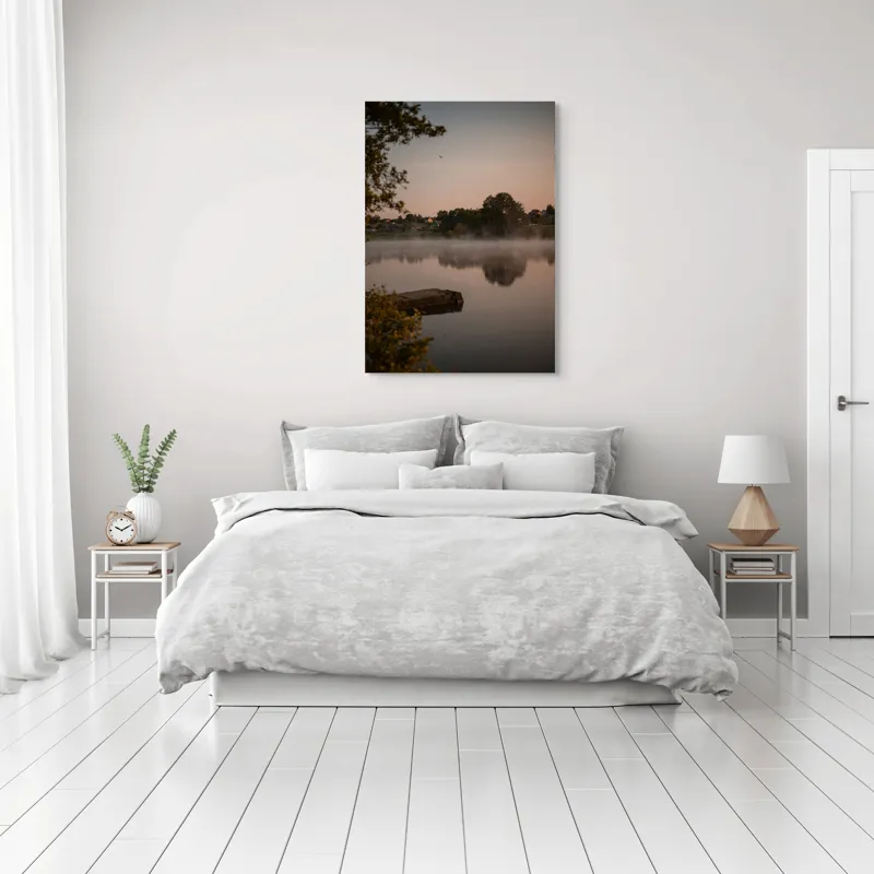 Tablou Canvas, "Răsăritul liniștit peste lacul mistuit", Pace, Reflecție, Răsărit, Copaci, Lac, Ceață, Serenitate, 70 x 100 cm – poza 3