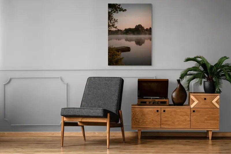 Tablou Canvas, "Răsăritul liniștit peste lacul mistuit", Pace, Reflecție, Răsărit, Copaci, Lac, Ceață, Serenitate, 70 x 100 cm – poza 6