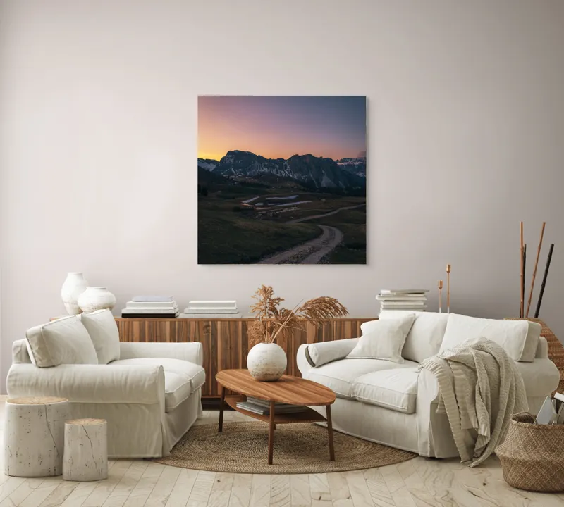 Tablou Canvas, "Drumul tăcut spre munții înzăpeziți", Drum, Apus, Munți, Cer, Lumină, Peisaj, Tranquilitate, Coline, Natură, Vârfuri, Umbre, Zori, 100 x 100 cm – poza 3