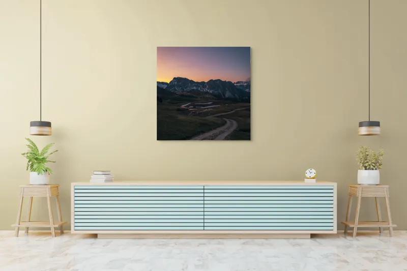 Tablou Canvas, "Drumul tăcut spre munții înzăpeziți", Drum, Apus, Munți, Cer, Lumină, Peisaj, Tranquilitate, Coline, Natură, Vârfuri, Umbre, Zori, 100 x 100 cm – poza 5