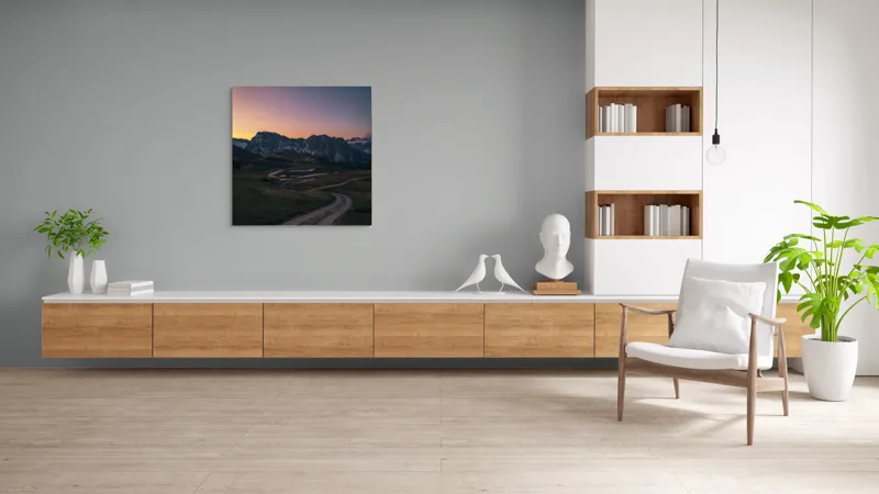 Tablou Canvas, "Drumul tăcut spre munții înzăpeziți", Drum, Apus, Munți, Cer, Lumină, Peisaj, Tranquilitate, Coline, Natură, Vârfuri, Umbre, Zori, 100 x 100 cm – poza 8