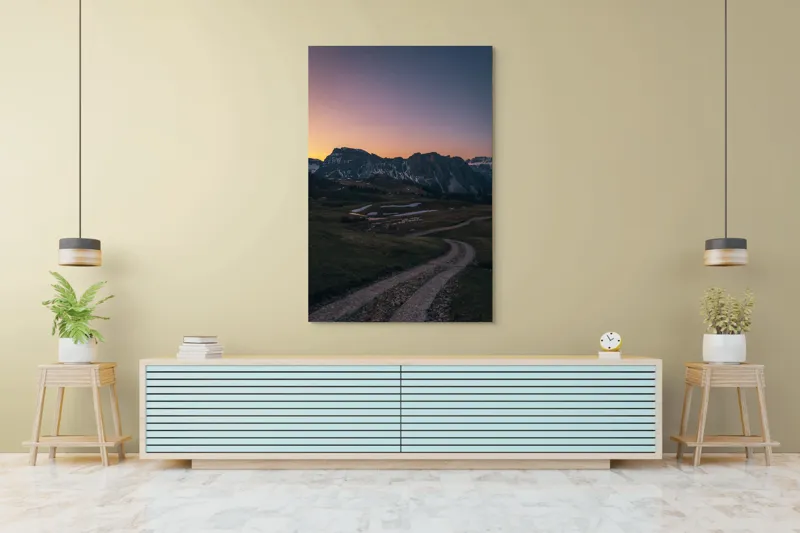 Tablou Canvas, "Drumul tăcut spre munții înzăpeziți", Drum, Apus, Munți, Cer, Lumină, Peisaj, Tranquilitate, Coline, Natură, Vârfuri, Umbre, Zori, 100 x 150 cm – poza 4