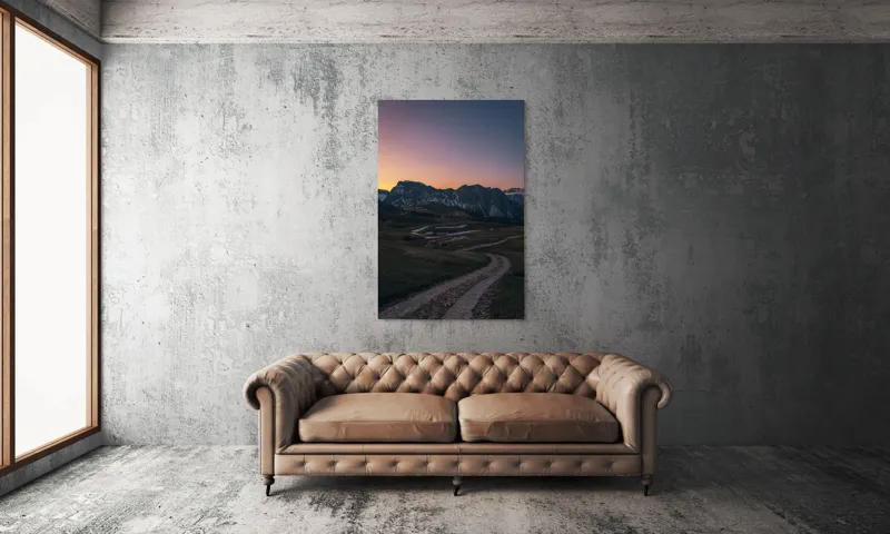 Tablou Canvas, "Drumul tăcut spre munții înzăpeziți", Drum, Apus, Munți, Cer, Lumină, Peisaj, Tranquilitate, Coline, Natură, Vârfuri, Umbre, Zori, 100 x 150 cm – poza 6
