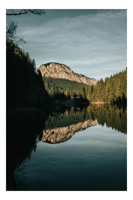 Tablou Canvas, "Reflecții montane într-un lac liniștit", Natură, Liniște, Reflecție, Munte, Cer, Copaci, Apă, Peisaj, Împădurit, Calm., 50 x 90 cm
