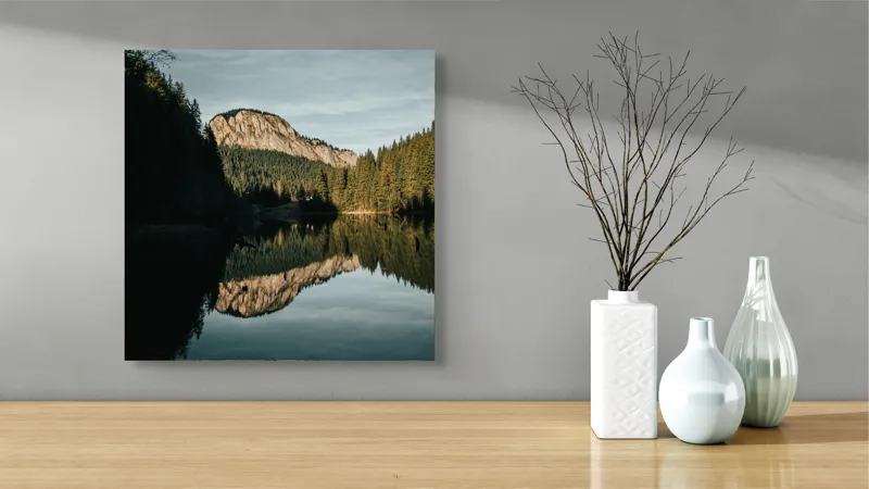 Tablou Canvas, "Reflecții montane într-un lac liniștit", Natură, Liniște, Reflecție, Munte, Cer, Copaci, Apă, Peisaj, Împădurit, Calm., 50 x 50 cm – poza 3
