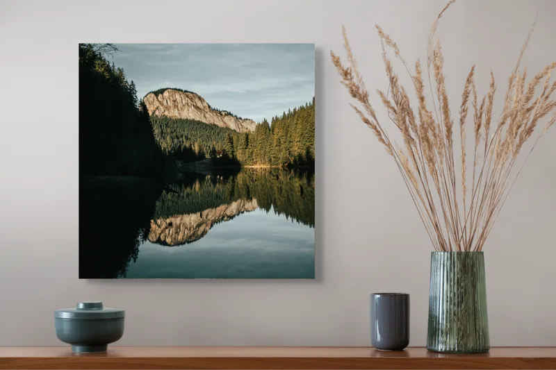 Tablou Canvas, "Reflecții montane într-un lac liniștit", Natură, Liniște, Reflecție, Munte, Cer, Copaci, Apă, Peisaj, Împădurit, Calm., 50 x 50 cm – poza 4
