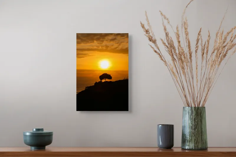 Tablou Canvas, "Apus de soare liniștitor la malul mării", Apus, Siluetă, Arbore, Cer, Ocean, Lumină, Umbră, Peisaj, Culoare, Frumusețe, 26 x 39 cm – poza 5