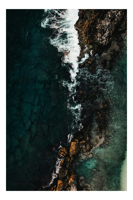 Tablou Canvas, "Apele învolburate ale mării stâncoase", Valuri, Stâncă, Ocean, Spumă, Apă, Contrast, Lumină, Textură, 50 x 70 cm