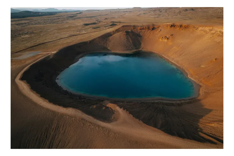 Tablou Canvas, "Ochiul albastru al vulcanului adormit", Lac, Crater, Peisaj, Vulcanic, Calm, Pitoresc, Izolat, Arid, Natură, Scenic., 54 x 39 cm