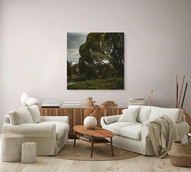 Tablou Canvas, "Copacul singuratic sub cer înnourat", Arbori, Frunziș, Cer, Noros, Peisaj, Verdeață, Natură, Tranquilitate, 100 x 100 cm – poza 3