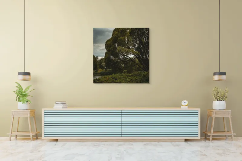 Tablou Canvas, "Copacul singuratic sub cer înnourat", Arbori, Frunziș, Cer, Noros, Peisaj, Verdeață, Natură, Tranquilitate, 100 x 100 cm – poza 5