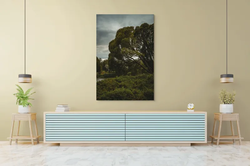 Tablou Canvas, "Copacul singuratic sub cer înnourat", Arbori, Frunziș, Cer, Noros, Peisaj, Verdeață, Natură, Tranquilitate, 100 x 150 cm – poza 4